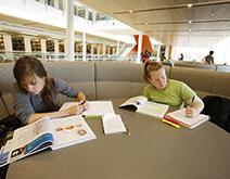 两个女学生在贝里图书馆学习